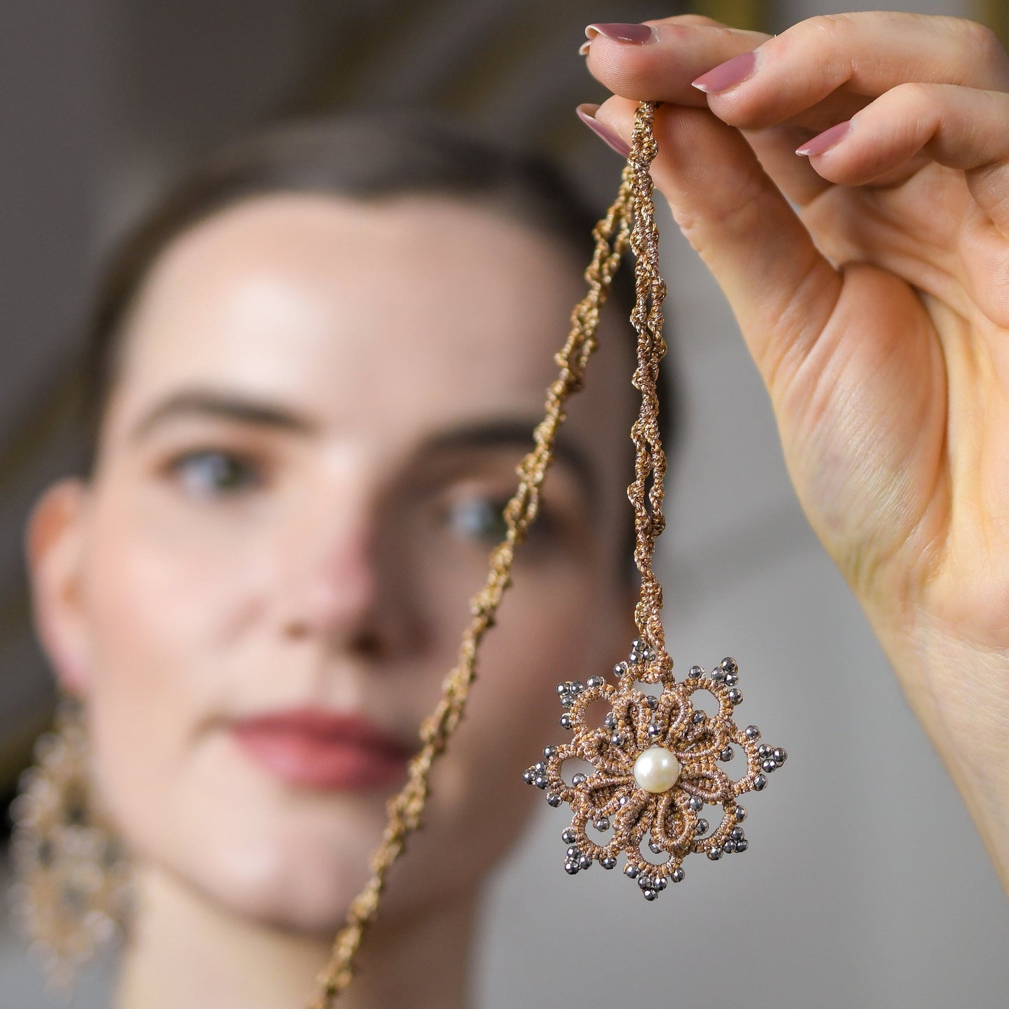 Rosette lace pendant, gold silver